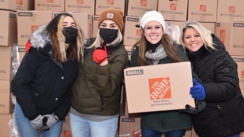 lmachenthd's tweet photo. Thank you to all our volunteers! We donated 2,500 boxes filled with essentials to Aurora! #thankful 🧡  @Heather41255725 @AngelWhitefleet @LimonezT @BenHuds02749295 @brian_flanigan1 @THDmattcope @krauseDepot @MarineMarc6925 @LilyGSV @Lisa78840187 @BrianDavisHD2 @KerckhoveSteve https://t.co/oFhe9JrIuQ