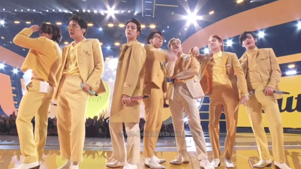 bestaegista's tweet photo. Jamás pensé que a alguien le fuera quedar tan bien el amarillo como a bangtan https://t.co/IsW5b5fJ3C