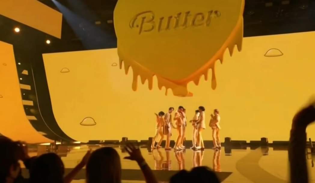 Btspavetheway78's tweet photo. BANGTAN PRESENTANDO BUTTER TODOS VESTIDOS DE AMARILLO???? CON ESOS OUTFITS??? Y EL LOGO GIGANTE DE BUTTER??? QUE ICONICO https://t.co/n2r2owg3ka