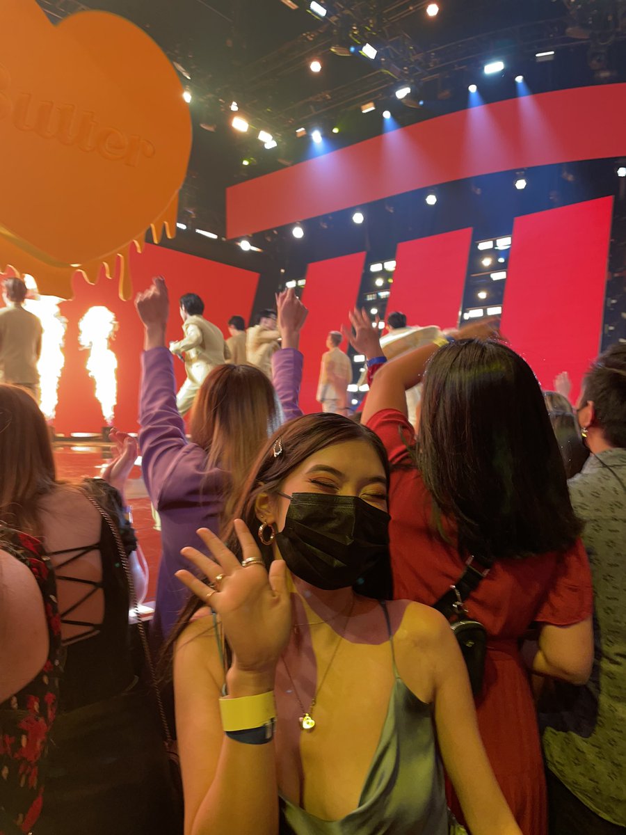 orul82ki's tweet image. IM STILL SHAKING I LOVE YOU SO MUCH @BTS_twt 😭😭❤️❤️ BEST NIGHT OF MY LIFE ❤️❤️❤️ #BTSxAMAs #AMAs #AMAsBTS