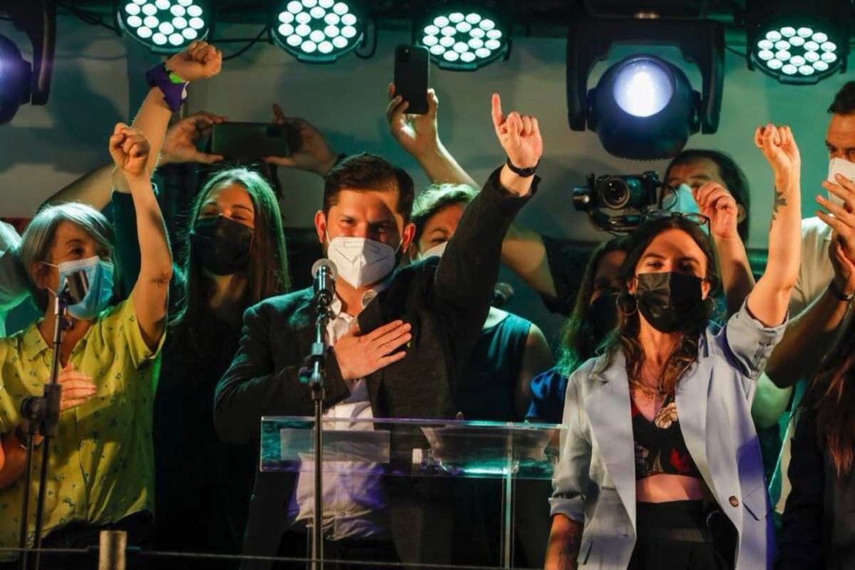 camila_vallejo's tweet photo. La historia nos ha puesto en una encrucijada y nadie puede restarse.
Democracia o barbarie.
Unamos fuerzas, sólo la justicia, la democracia, la libertad y el progreso nos dará un futuro + feliz.
Tenemos todo para ganar.
Debemos ganar.
Vamos a ganar!
#BoricPresidente
Seguimos! https://t.co/ti86AdsjV8