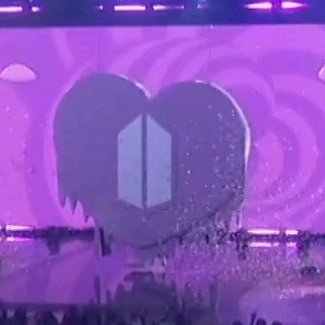 itswbear's tweet photo. ELLOS NOS TIENEN PRESENTES EN ABSOLUTAMENTE TODO, EL LOGO DE ARMY FRENTE A MILES DE PERSONAS MAN ESTOY LLORANDO, NADIE COMO BANGTAN, SON LOS MEJORES

#BTSxAMAs @BTS_twt https://t.co/nVTfignQPU