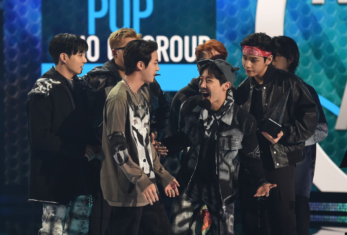 iHeartRadio's tweet photo. No.1 at the #AMAs and in my heart ❤️ Congratulations on your big wins!!! @bts_bighit @BTS_twt #BTSxAMAs #BTS_Butter #BTSARMY #BTS #AMAs 

[📷: @GettyImages] https://t.co/9OmSX19gSL
