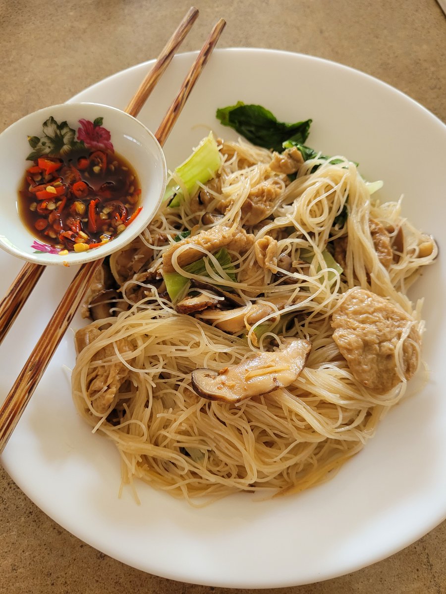 SoonLeeNZ's tweet photo. Rice vermicelli with shiitake, Shanghai bokchoy, fried gluten. (Plus chilli in soy) #CookingDiary #vegan #LockdownCooking #CookingWithLisa @lisaowennz #CookingWithCheckpoint @CheckpointRNZ https://t.co/6AFCh24zaq