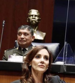 LillyTellez's tweet image. Solicitaré que el Secretario de Defensa @Luis_C_Sandoval comparezca en el Senado: 
Debe explicar por qué hace política y promueve a la 4T.
La Ley Orgánica de la Administración Pública Federal no le da esas facultades. También debe responder por los contratos que ha asignado.
