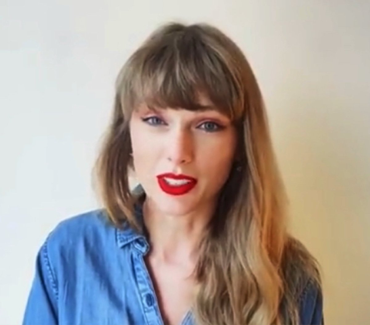 blondieluvr13's tweet image. BESTIES?? THE BLUE SHIRT??? THE WAY HER HAIR IS LAYED SO IT LOOKS SHORT ON ONE SIDE?? HELLO?? #TaylorSwiftAMAs #1989TaylorsVersion