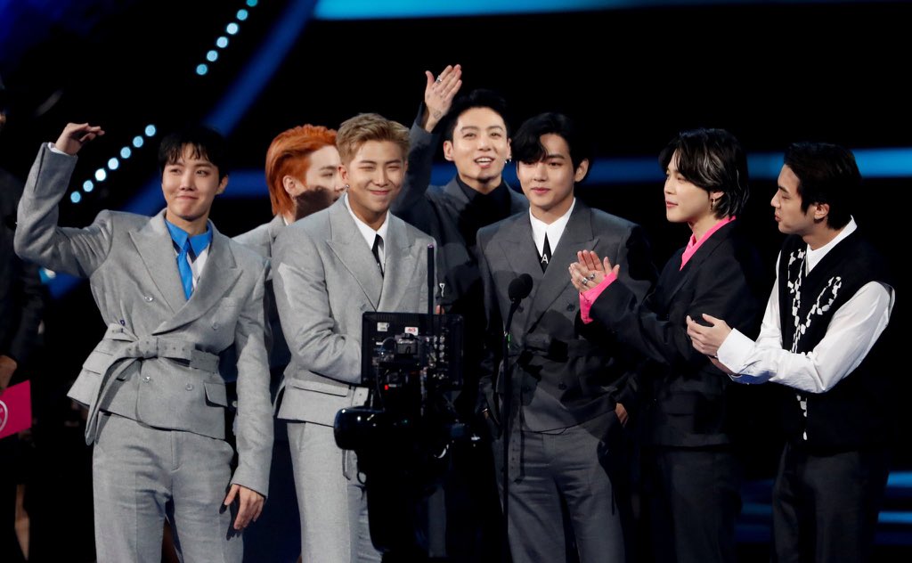 SilviaLIMA_R's tweet photo. 🤍DAS CENAS QUE EU QUERO GUARDAR NA MINHA RETINA!
ESSA É A QUE MAIS ME ENCHE DE AMOR E ORGULHO!💜
#BTSxAMAs
#ARMYxAMAs
@BTS_twt https://t.co/2mGlTZv8mt