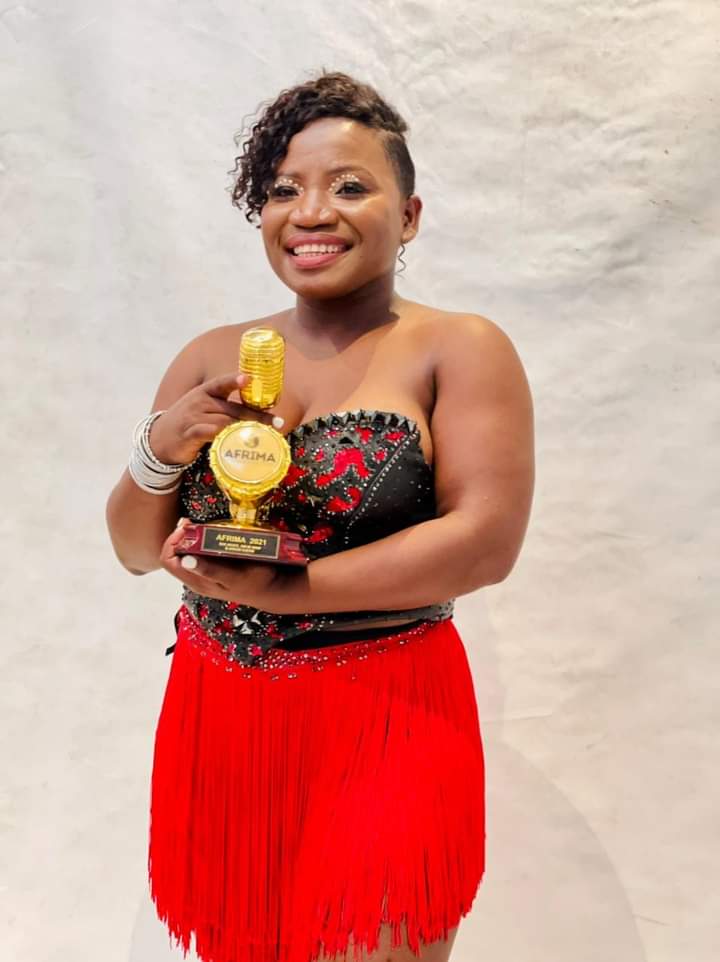 TaeloTlomatsane's tweet photo. Um not Suprised, She's The #AfricanQueen well done @MakhadziSA ❤️❤️🔥🔥 @OpenMicProdSA #CongratulationsMakhadzi #CongratulationsAfricanQueen #Kokovha #Murahu #Ghanama #AfricanQueenAlbum https://t.co/ps7WFvpwXp