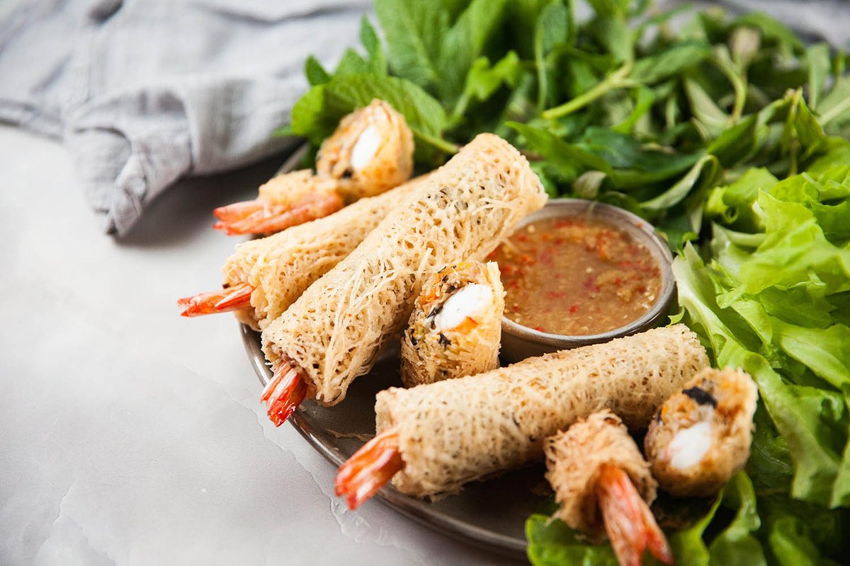 Chiming in to say that North/South debates often promotes Central erasure because Spring Rolls by Bánh Tráng Rế (netted spring roll wrappers) are superior. They were created to do what it was meant to do... Give that ✨extra crisp✨
