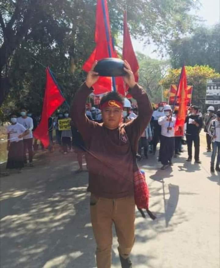 SAC Terrorists detained Daw Moe, 40, the sister of protest leader Ko Wai Lin in Kyaukse, Mandalay Region, after failing to find him on Saturday. In a previous search, six relatives and neighbors were detained. #Nov22Coup #WhatsHappeningInMyanmar