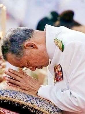 Darunee_2554's tweet photo. ”..ความสงบหนักแน่นเป็นเครื่องผ่อนปรนระงับความรุนแรง ความขัดแย้ง ความไม่เข้าใจในกันและกันได้ทุกกรณี โดยเฉพาะความสงบหนักแน่นในจิตใจนั้น ทำให้เกิดความยั้งคิดพิจารณาตามเหตุตามผล จึงช่วยให้สามารถขบคิดวินิจฉัยเรื่องราวปัญหาและกระทำได้ถูกต้องพอเหมาะพอดี มีประสิทธิผล.." 🙏 💛🇹🇭 https://t.co/V4mMKu2OV3