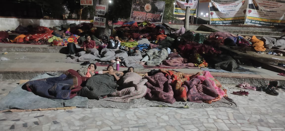 maheshdadhich_'s tweet photo. #बीएसटीसी बेरोजगारों को उम्मीद, आज फिर खुले में सर्द रात नहीं बितानी होगी,
#शहीद_स्मारक पर #धरना #अनशन का  #43वां_दिन
#हाईकोर्ट_सुनवाई_आज https://t.co/sq4kLjOPfp