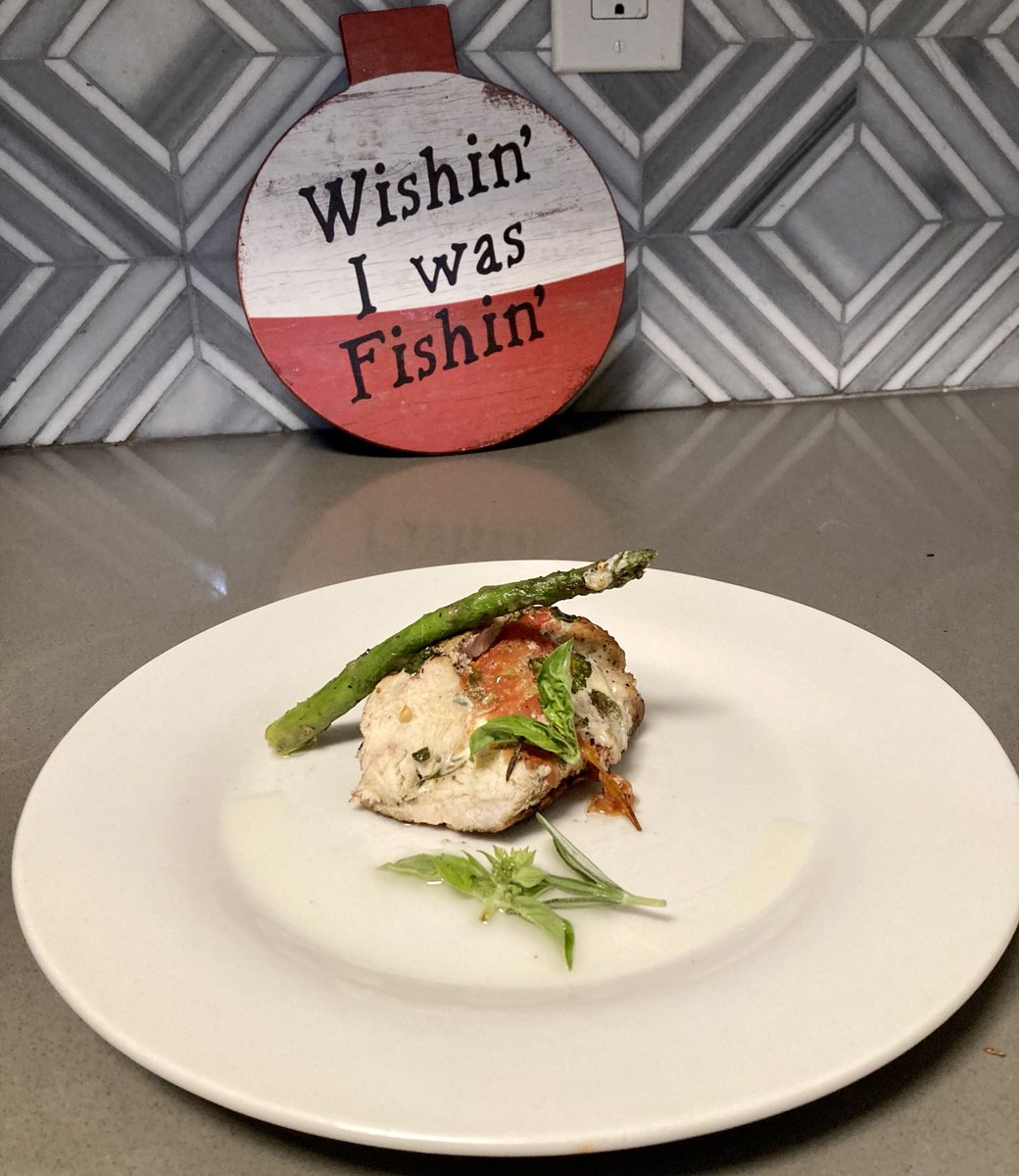 craiggers5's tweet photo. Smoked stuffed chicken breast with mozzarella, roma tomatoes, basil with a side of asparagus and a red wine vinegar glaze. 🚬👨‍🍳

#InTheKitchenWithCraig https://t.co/tB1fOfZp9G