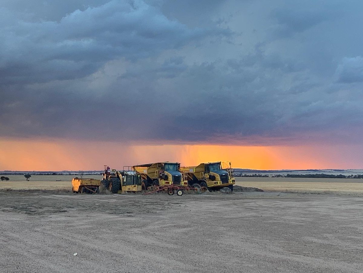 allabroadau's tweet photo. Watching a storm roll in over the wheat plains in Western Australia last night. Amazing cloud formations and colours.
#abcweather #travelwesternaustralia #farmstay #stormclouds #weather https://t.co/4WFbQwwNz5