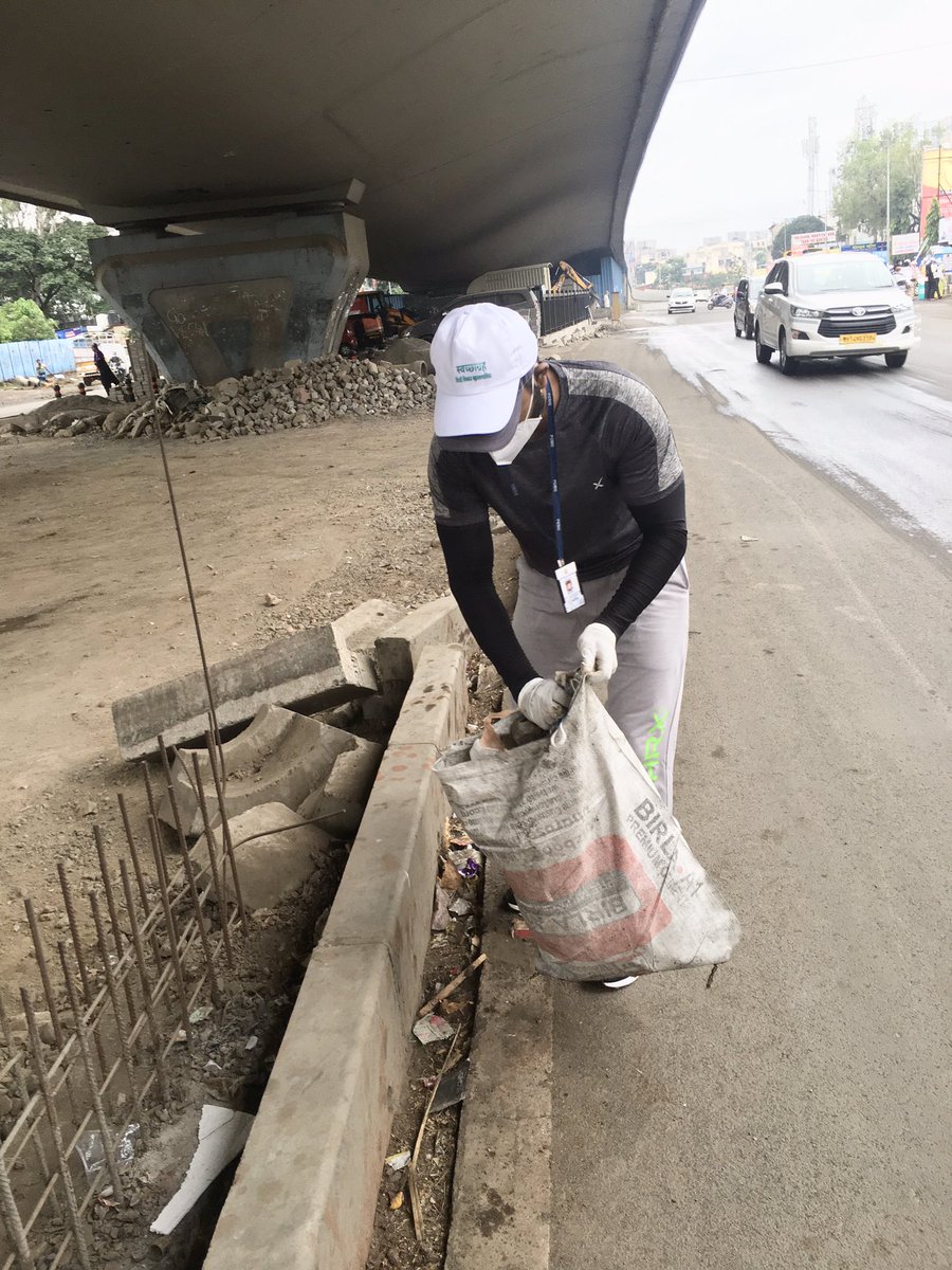 Prashant_nair19's tweet photo. Pimpri Chinchwad Municipal Corporation organised a cleanliness drive to make the city the clean and beautiful. We were part of #Plagothon 2021 @pcmcindiagovin
#PCMC #Plagothon #Swatchgraha #Mycleanindia #SwachhBharat https://t.co/64Oeqatn2X