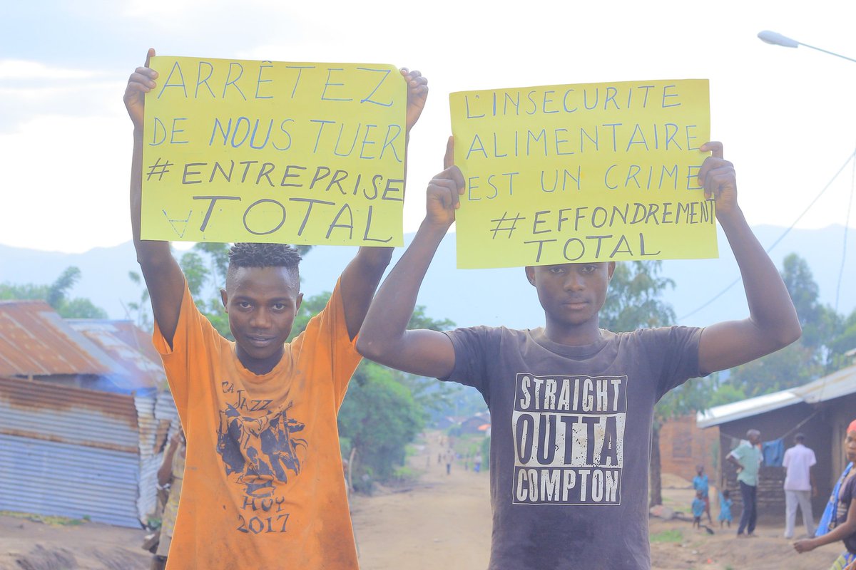 XR_RUTSHURU's tweet photo. #Nous devons s'effondrer Total pour éviter un effondrement Total ! 
Ce samedi 20 novembre 2021 Nous avons bel et bien été dans les rues de RDC pour mobiliser les communautés à empêcher les projets de l'/ese Total.
#glasgowagreement
#CollapseTotal
#350Afrique.org 
@XRShef https://t.co/0SwTfZt6T4