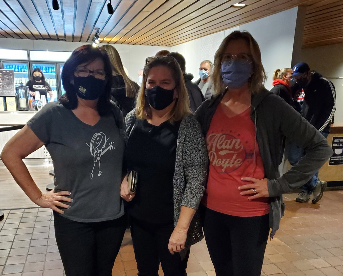 Butter tarts delivered and now in the beer line!! Life doesnt get better than this night <a href="/alanthomasdoyle/">Alan Doyle</a>