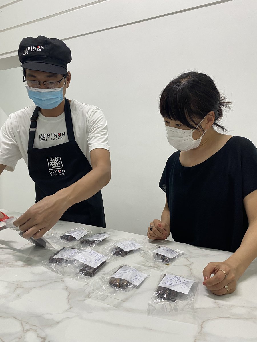 BinonCacao's tweet photo. マーケティングと製造との新商品開発のための試食とミーティング。
ダットバターとのコラボ商品、あともう少しで商品化。もう少し。
#binon #datbutter #peanutsbutter #chocolate #beantobar #ビノン https://t.co/NtSWK7wbc8