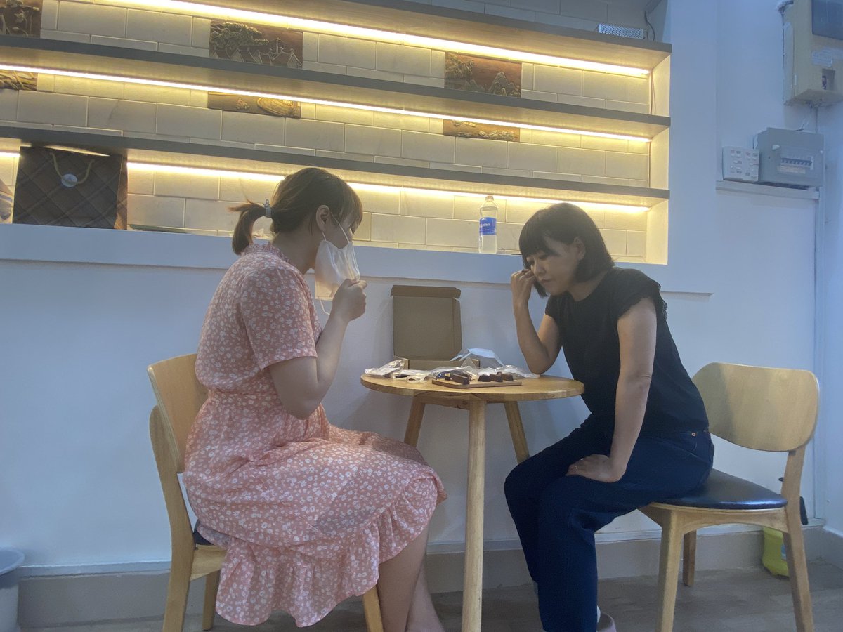 BinonCacao's tweet photo. マーケティングと製造との新商品開発のための試食とミーティング。
ダットバターとのコラボ商品、あともう少しで商品化。もう少し。
#binon #datbutter #peanutsbutter #chocolate #beantobar #ビノン https://t.co/NtSWK7wbc8