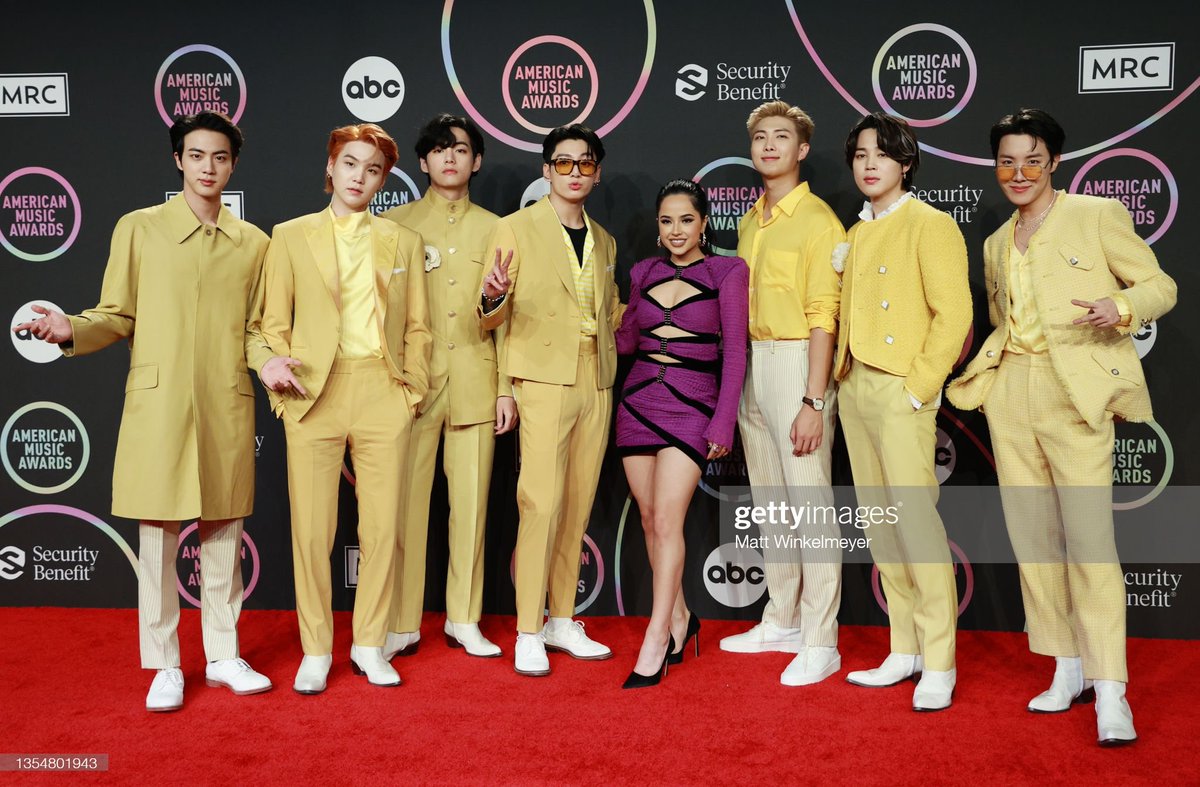 seokgieternal's tweet photo. BANGTAN SE TOMARON FOTOS CON BECKY G EN LOS AMAs.

@BTS_twt https://t.co/62KYw4GTdj
