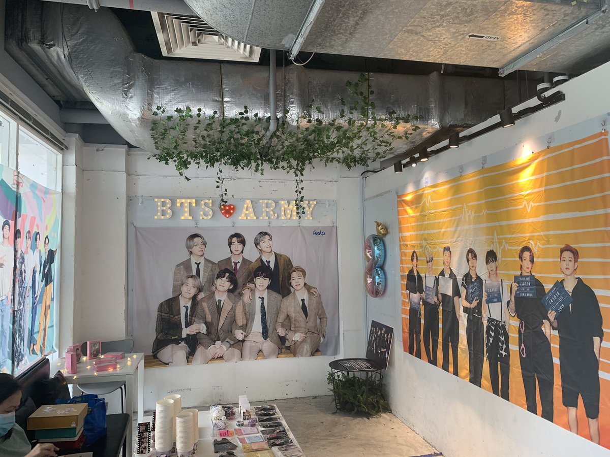 sqrdiary's tweet photo. thank you @bangtanqueenSG for hosting this wonderful event!! decos and cup are very nice , i love it a lot 
 #8ToInfinitywithBTS https://t.co/tZnoiQJpn5