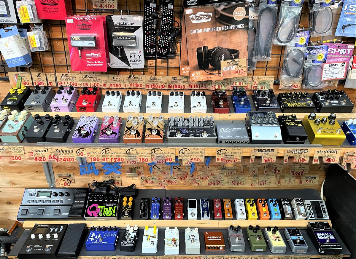 WAVE1_SHOP's tweet photo. 人気のエフェクターから低価格でお求めやすいエフェクターまで!限られたスペースの中でエフェクターの展示品をチョイスするのは毎回すごく悩むのですが、今回は特にお求めやすいエフェクタをちょっと多めに展示してみました!
#千葉 #東金 #楽器 #BOSS #Vivie #Revol #effectbakery #animal https://t.co/5iHMvUVNS5