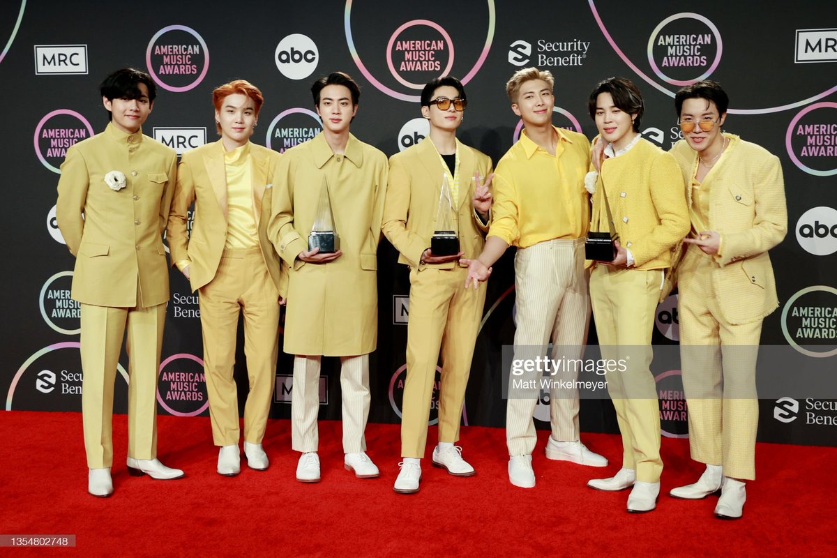 BTSdailyinfo's tweet photo. [PHOTOS] 211122 @BTS_twt 

#BTS, winners of the 'Favorite Pop Song', 'Favorite Pop Duo or Group', and 'Artist of the Year' awards, pose in the press room during the 2021 American Music Awards (Via gettyimages) – (2/3)

#BTSxAMAs #BTS #방탄소년단 https://t.co/HXygIdsFbS