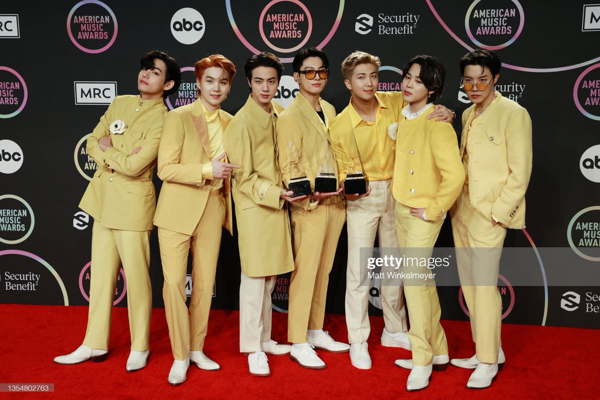 BTSdailyinfo's tweet photo. [PHOTOS] 211122 @BTS_twt 

#BTS, winners of the 'Favorite Pop Song', 'Favorite Pop Duo or Group', and 'Artist of the Year' awards, pose in the press room during the 2021 American Music Awards (Via gettyimages) – (2/3)

#BTSxAMAs #BTS #방탄소년단 https://t.co/HXygIdsFbS