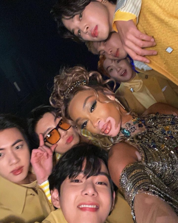 hourlyvmk's tweet photo. BTS AND WINNIE HARLOW 🥺 https://t.co/CDBhlhSG4v