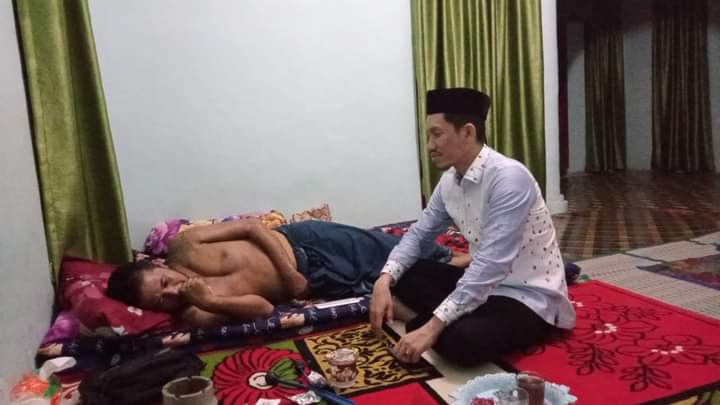 rakan_tarmizi's tweet photo. Hari ini Bg Tarmizi, SP Mnjenguk Org Sakit di Aceh Barat:
1. Anggta KPA Tgk Rajab (Ayah Gendut) sakit di Gp. Tungkop Kec. Sungai Mas
2. Anggta KPA Tgk Ajizar skit krna Kcelakaan di Gp. Tungkop Kec. Sungai Mas.
Smoga Org yg Sakit diberi kesmbuhan oleh Allah SWT. Aamiin
#AwakDroe https://t.co/7d7GphJ8TM