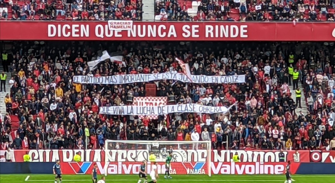 pallonatefaccia's tweet image. &quot;La partita più importante si sta giocando a Cadice. Viva la lotta della classe operaia!&quot; Lo striscione è apparso sabato sugli spalti dello stadio del Siviglia: da ormai una settimana, a Cadice gli operai metalmeccanici sono in sciopero per il miglioramento dei salari.

👇