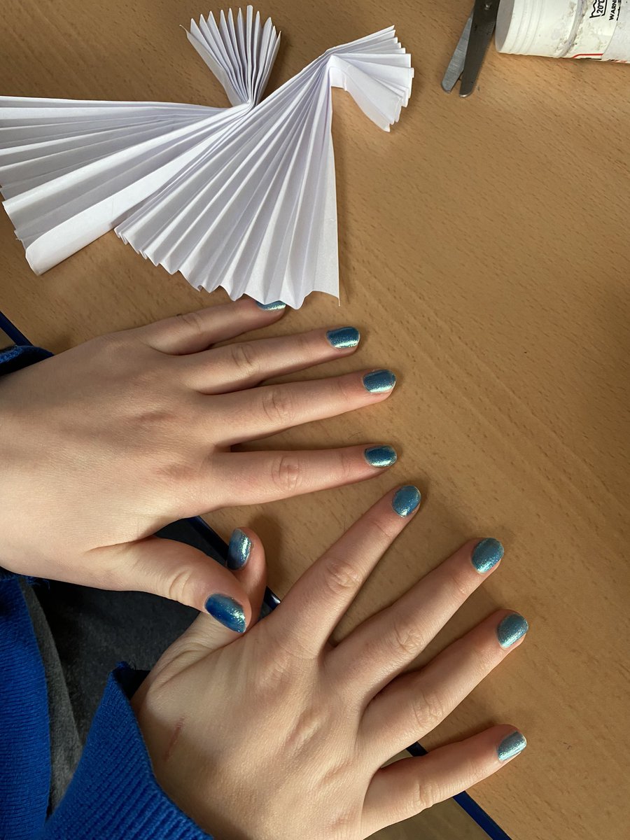 ValewoodPrimary's tweet photo. #WorldChildrensDay2021 at ♥️VPS:
Team 5 👫 decided they wanted to have an afternoon of handicrafts: making angels out of folded paper, all led by C. Lovely demonstrations included a pop of UNICEF 💙 nail varnish (just for one day!) Brilliant #LeadTheLearning 👫! 👼 😇⭐️👫👏🏼 https://t.co/Rdo2nZ1IJ9