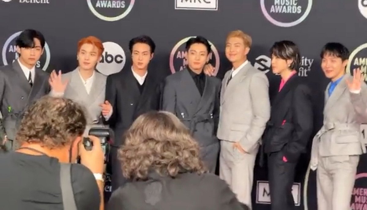 ainaomatevaat's tweet photo. @BTS_twt in #AMAS
#BTSXAMAS
💜Artist of the Year - BTS
💜Favorite Pop Duo or Group - BTS
💜Favorite Pop Song - Butter
#AOTY #BTS #ARMYxAMAs #JUNGKOOK #JK #Namjoon #RM #JIN #JHOPE #YOONGI #SUGA #JIMIN #V #TAEHYUNG https://t.co/PGUQlJW1DD