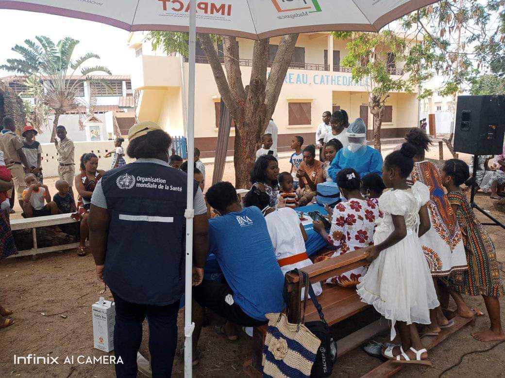OMSMadagascar's tweet photo. @OMSMadagascar continue la sensibilisation de la vaccination contre la #Covid_19 en appui au @msanp_Mdg avec @USAIDMadagascar et @UNICEFMada dans la #regionmelaky.
Vaccination au niveau des églises 
Plus de 100 persones vaccinées
@WHOAFRO 
@WB_Madagascar https://t.co/XvWZBCuW2k