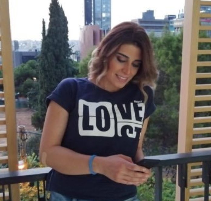 alainjarjoura27's tweet photo. نانسي صعب. صحافية جريئة وصادقة. الجسم الصحافيّ يفخر بأمثالك. ويكفي إنّك مع الرئيس. ريتويت تقديرٍ، ولايك محبّةٍ...
@nancysaab1 https://t.co/pAgv75beOa