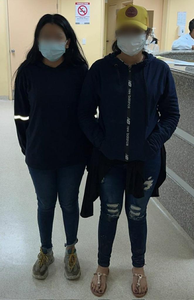 afinaldejornada's tweet photo. 🔴 Esta es la primera imagen oficial de las dos jóvenes liberadas, una de ellas la hija de alias #Fito, tras haber permanecido secuestradas 4 días. Según Fiscalía, las encontraron en una zona rural de Manta. A ambas les realizaron la respectiva valoración médica.

#Cromaclic https://t.co/4TY0tZa8iW