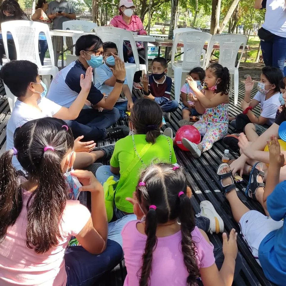jiesinfo's tweet photo. Pintura, LESSA, dibujo, cantos y origami, fueron parte de talleres y dinámicas que estuvimos realizando en el 5to festival del Centro Histórico de San Salvador.
#vamosalcentro
#vamosalcentrohistórico
#VamosAlCentro
#JIES
#cuscatlan
#SS https://t.co/zqC6a3MbuZ