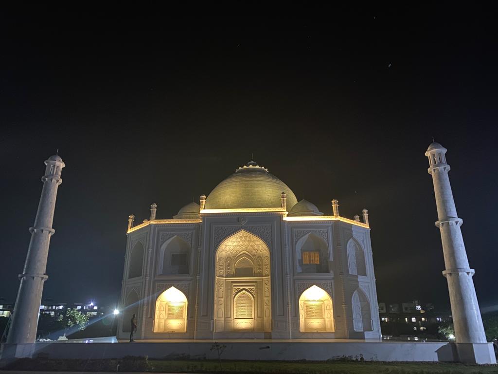 ndtv's tweet photo. #MadhyaPradesh | Burhanpur resident Anand Prakash Chouksey builds a Taj Mahal-like 4 bedroom house, gifts it to his wife. https://t.co/6ShpjqrJ7m