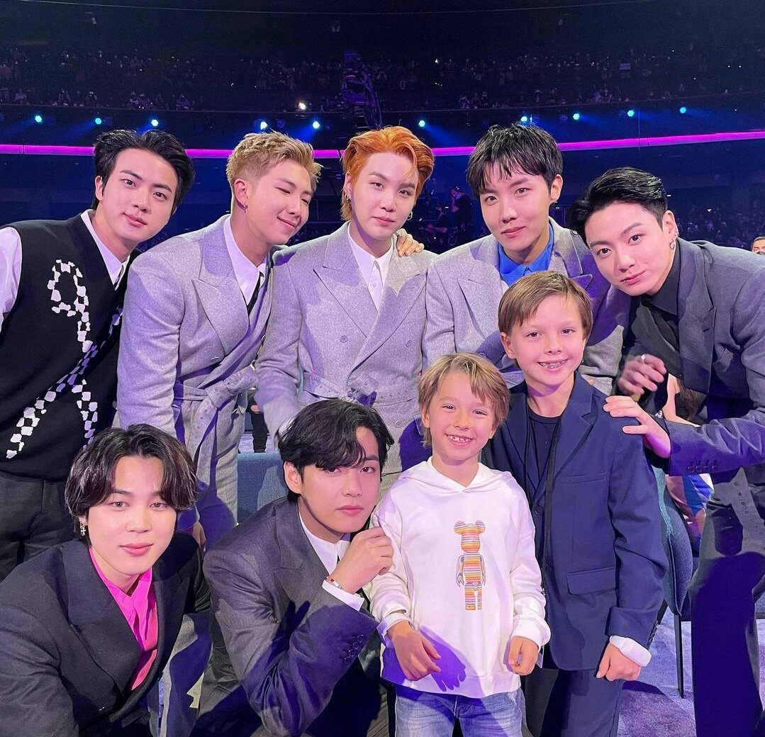 likechizu's tweet photo. BTS with kids today💖 https://t.co/nMFuHhwLKx