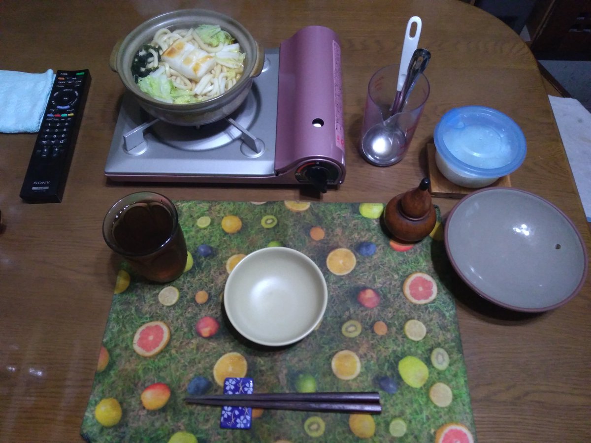 昼飯♪ ・鍋焼きうどん:うどん玉,うどんつゆ(追いがつおつゆ,水,みりん,醤油),網焼き餅,白菜,ウインナー,カットワカメ,メンマ,薄切りかぼちゃ,賽の目切り大根(雑炊用につゆで煮込む),七味