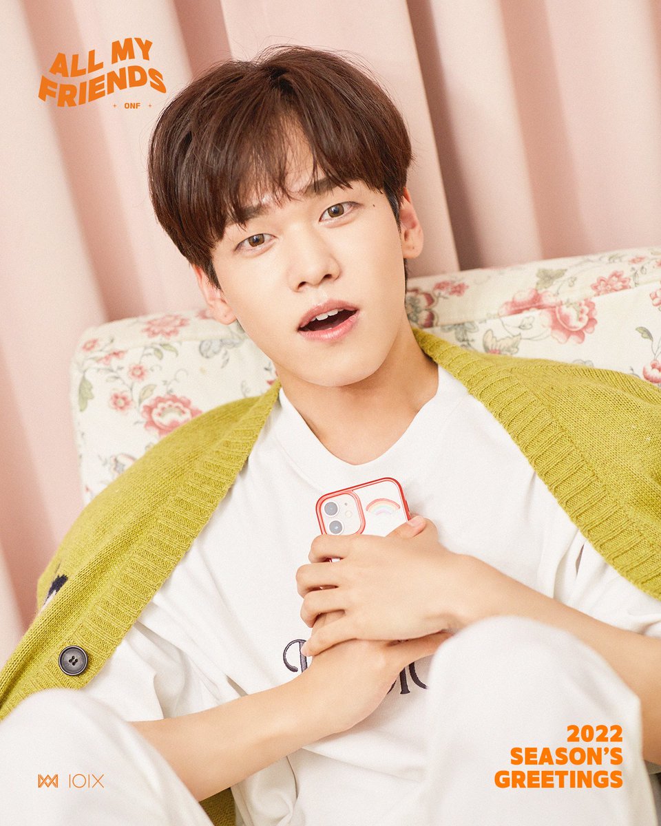 ONF_offcl's tweet photo. ONF 2022 SEASON'S GREETINGS [ALL MY FRIENDS] U

#온앤오프 #ONF #ALLMYFRIENDS #U https://t.co/Ur1OFd7XAF