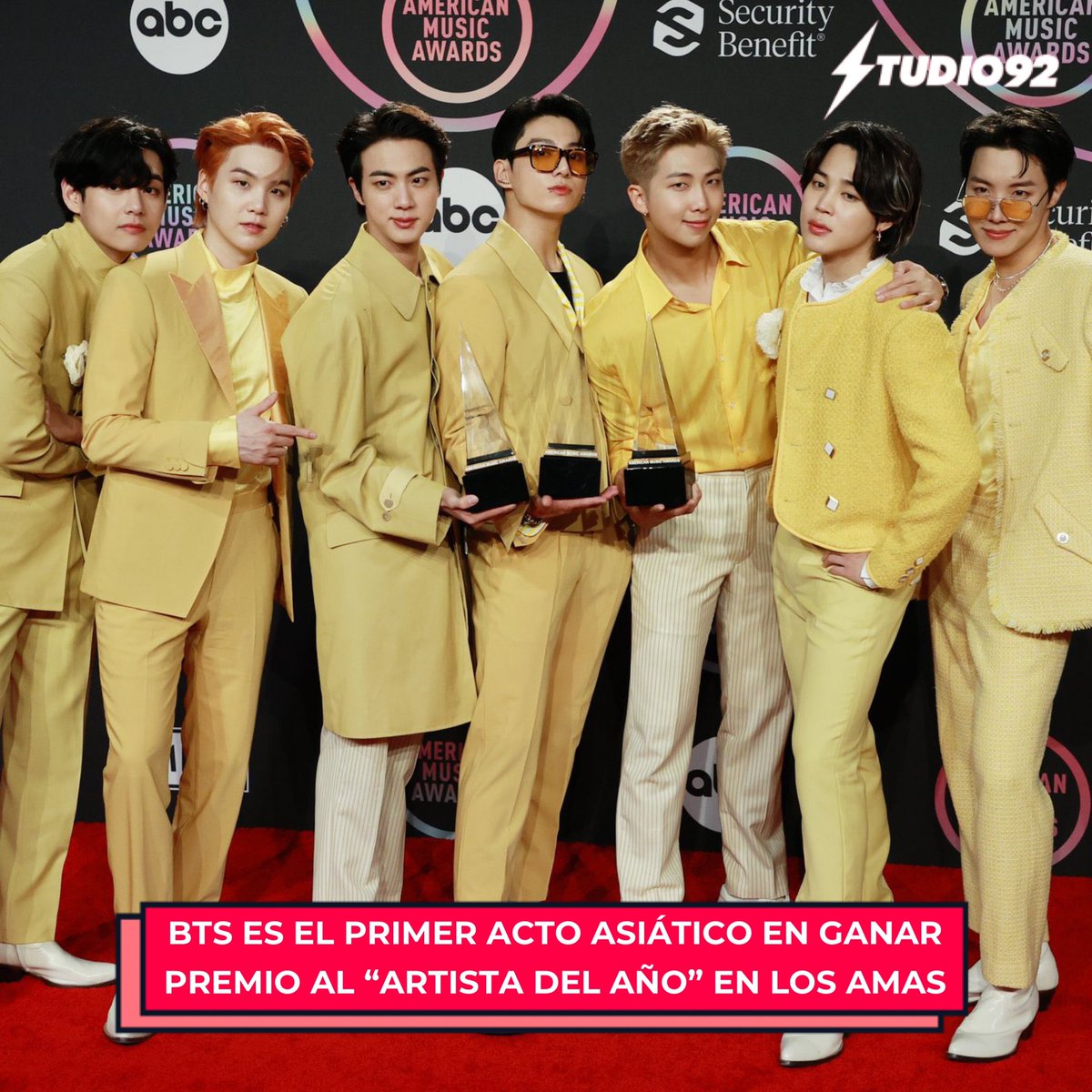 Studio92's tweet photo. 🔥#BTS HACE HISTORIA 💜 Se llevaron el premio a #ArtistOfTheYear en los #AMAs convirtiéndose en el primero grupo coreano en lograrlo. Además, ganaron las categorías de #FavoritePopSong y #FavoritePopGroup 🤩 https://t.co/6dFM44irpE