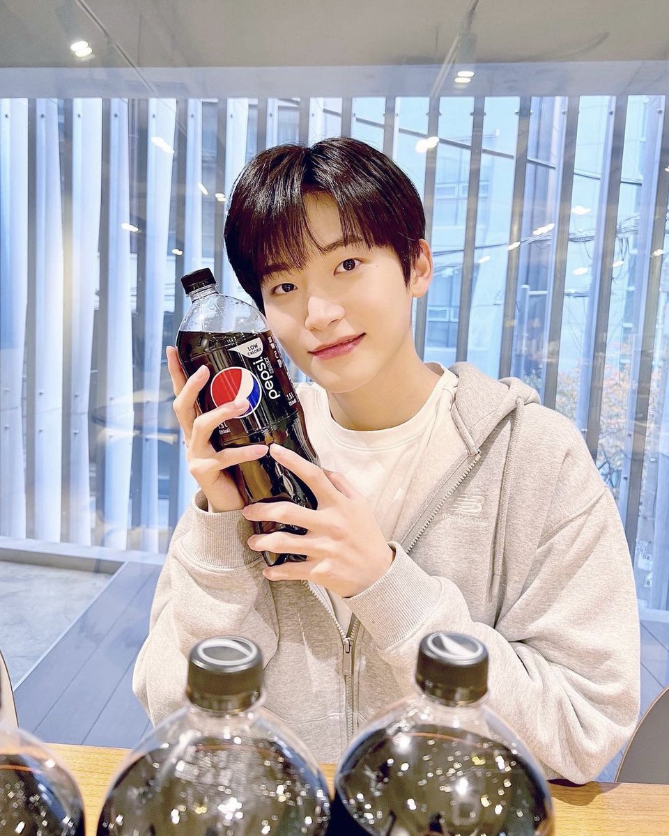 CRAVITY_INSTA's tweet photo. 22/11/21 KJM

정모와 함께 PEPSI ZERO SUGAR
⠀
#PEPSI #PEPSI_ZERO_SUGAR
#펩시 #펩시제로슈거 #광고 https://t.co/iZxEOKFp4O