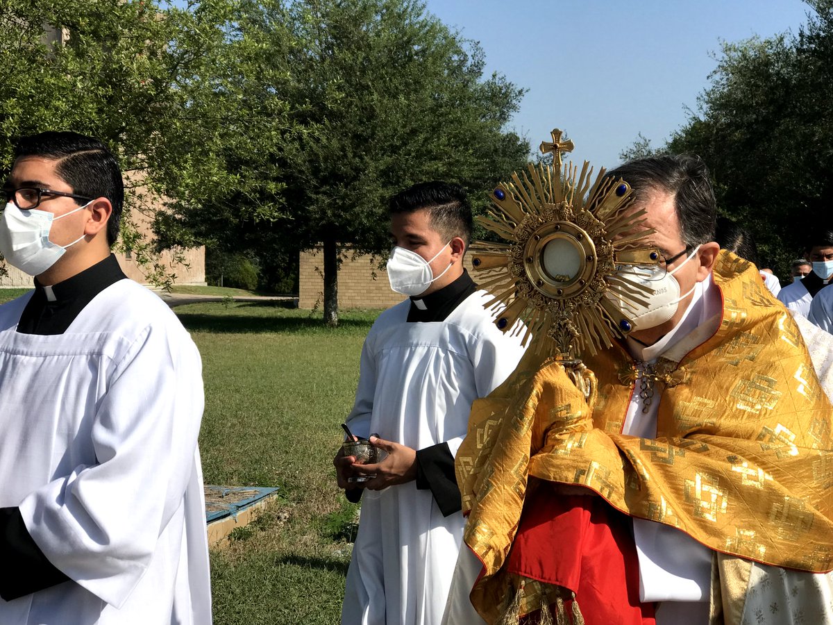 Seminario_Mty's tweet photo. El día de hoy tuvimos nuestra procesión de Cristo Rey y nos consagramos a Él.

Viva Cristo Rey 👑❤️‍🔥 https://t.co/OpgUJ52Z6Z