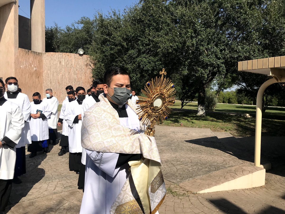 Seminario_Mty's tweet photo. El día de hoy tuvimos nuestra procesión de Cristo Rey y nos consagramos a Él.

Viva Cristo Rey 👑❤️‍🔥 https://t.co/OpgUJ52Z6Z