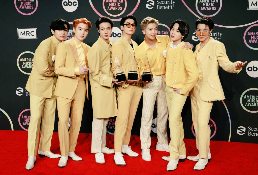JMholic1013's tweet photo. 바다건너 작은 나라의 소년단이..
그 큰나라에서 열리는
큰 시상식에서 
크나큰 아티스트들을 뛰어넘어
대상을 받다니..

오늘의 방탄도 역사를 썼다. 
아미와 함께...

#킹탄아마스대상축하해 
2021 3관왕 🏆🏆🏆

#ArtistOfTheYear
#FavoritePopDuoGroup
#FavoritePopSong
#BTSxAMAs  #AMAs
@BTS_twt https://t.co/htmzc4sGpR