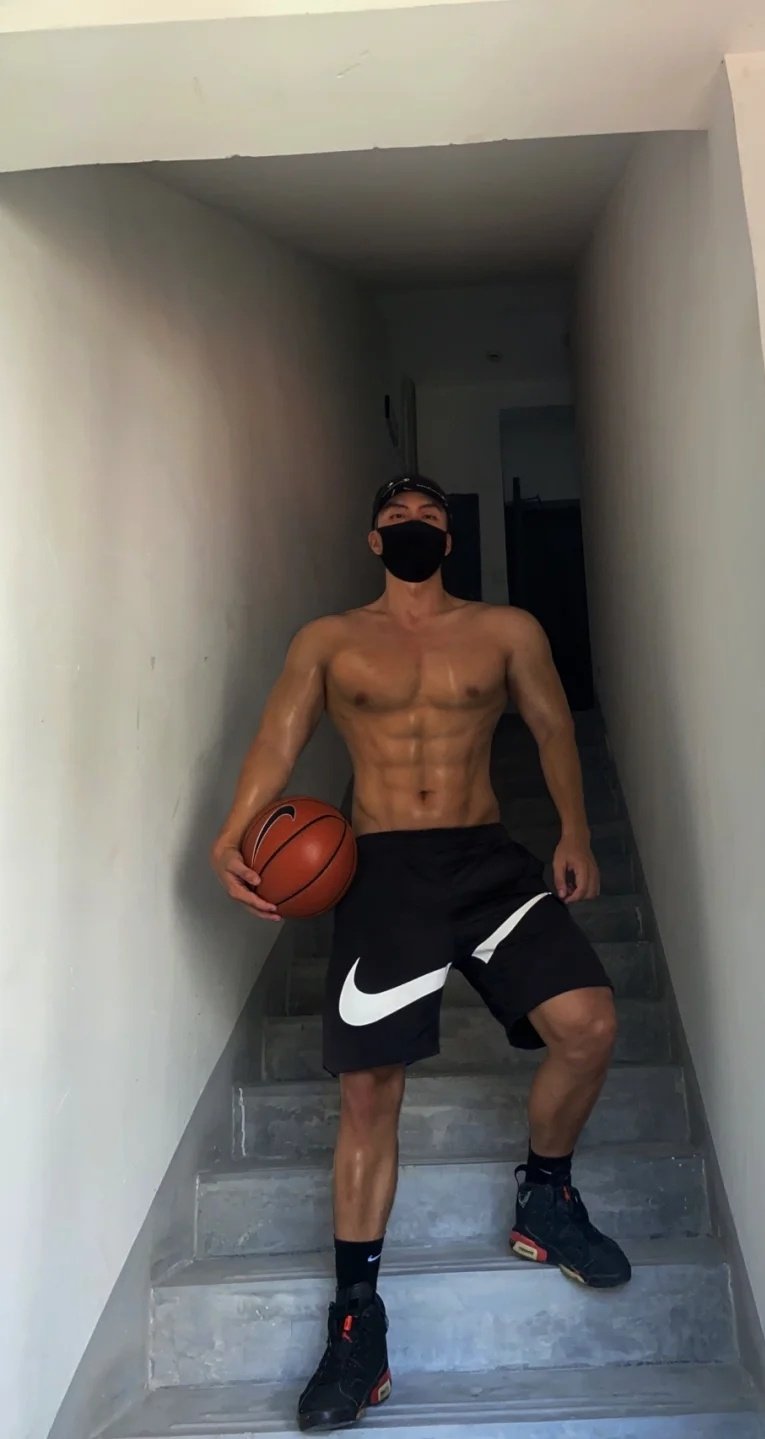 噗啦on X: 黑皮猛男无法抵抗啊😍😍 第二张绝了，好想坐上去超市我啊😍😍 #体育生#黑皮#猛男#黑袜#白袜体育生