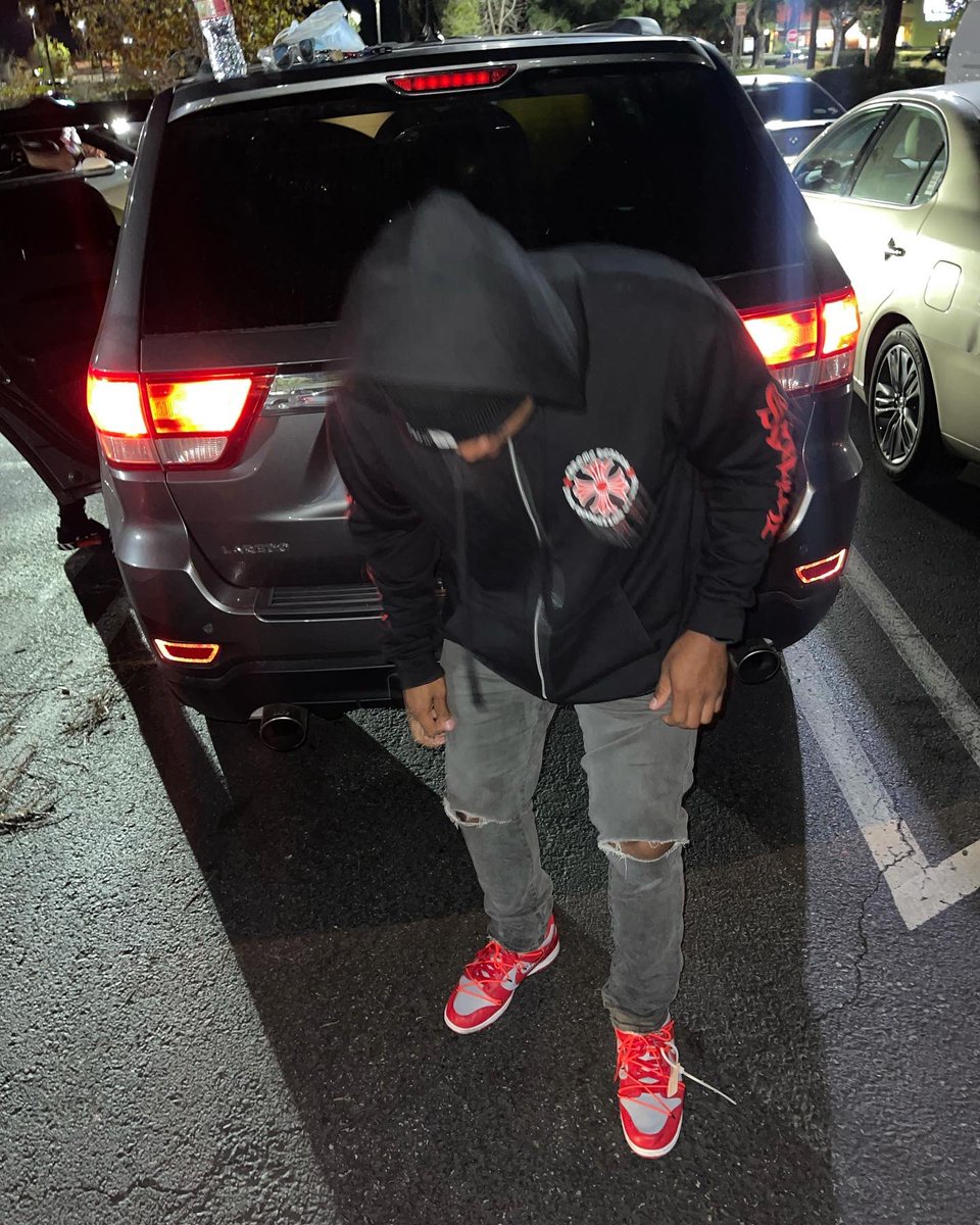 Pack2Uno's tweet photo. Expensive pain imma run it up 💲🖤💔 https://t.co/qN2wje3FL5