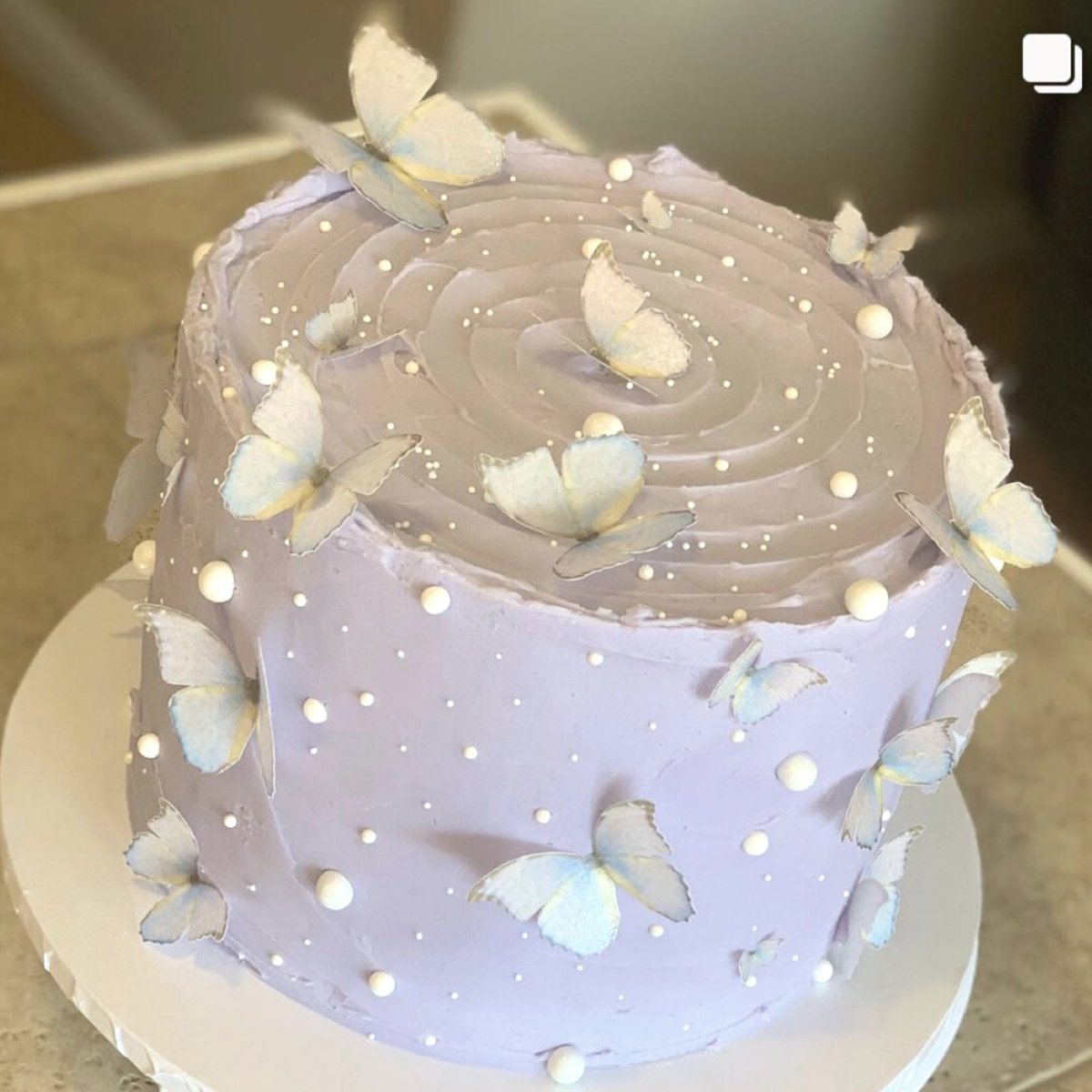 army_bakery's tweet photo. Hi everyone! Wow haven’t been on here in forever 😭 But I wanted to give a cake to @BTS_twt for being the first Asian act in HISTORY to win artist of the year at this years amas so incredibly proud of them and so so happy 💜💜💜 https://t.co/uoob5phABn