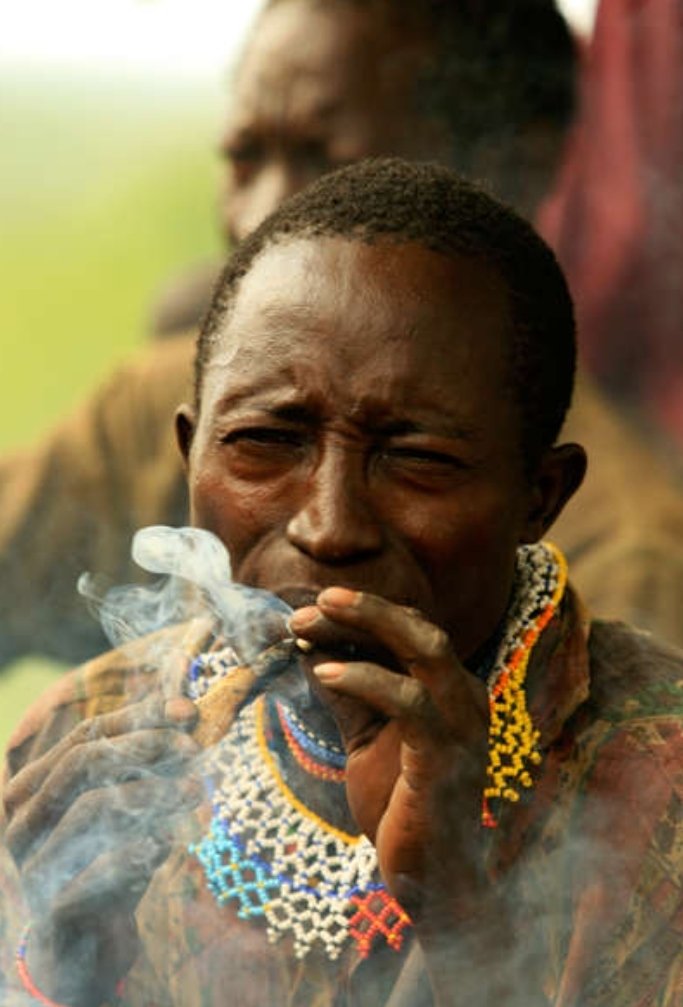 siadevinci's tweet image. Washiriki wote wa #SantoriniChallenge , wana matiti kama ndala.